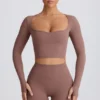 Top corto Soft Active con cuello corazón en color moca