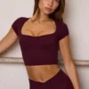 Top corto Soft Active con escote corazón en color burdeos