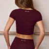 Top corto Soft Active con escote corazón en color burdeos