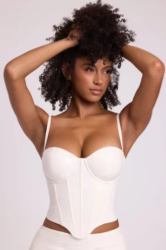 Top corto tipo corsé con aros de vinilo Cassandra en blanco