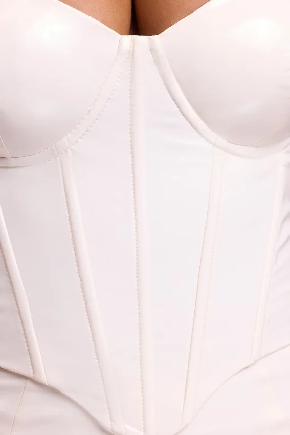 Top corto tipo corsé con aros de vinilo Cassandra en blanco