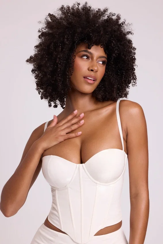 Top corto tipo corsé con aros de vinilo Cassandra en blanco