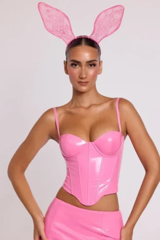 Top corto tipo corsé con aros de vinilo Cassandra en rosa