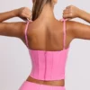 Top corto tipo corsé con aros de vinilo Cassandra en rosa