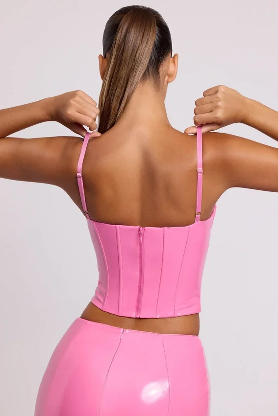 Top corto tipo corsé con aros de vinilo Cassandra en rosa