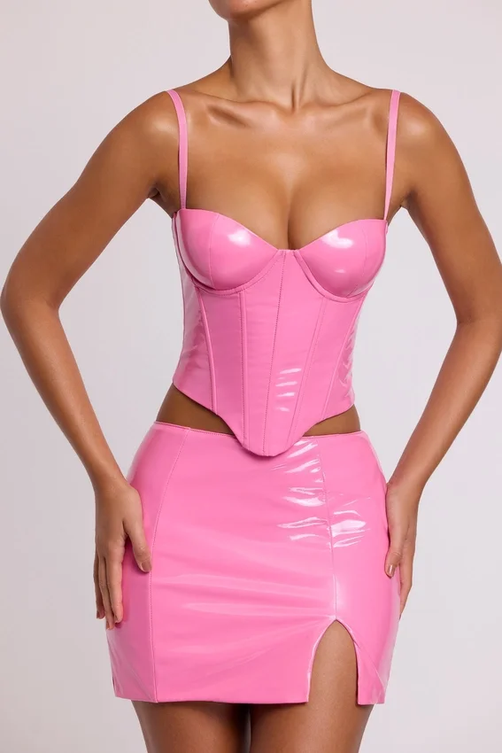 Top corto tipo corsé con aros de vinilo Cassandra en rosa