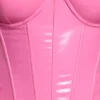 Top corto tipo corsé con aros de vinilo Cassandra en rosa