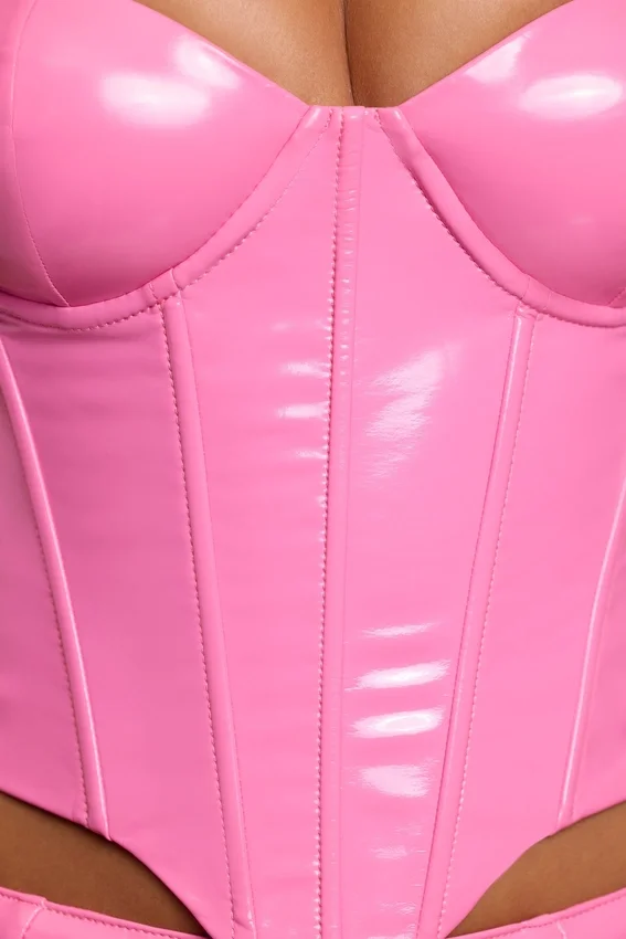 Top corto tipo corsé con aros de vinilo Cassandra en rosa