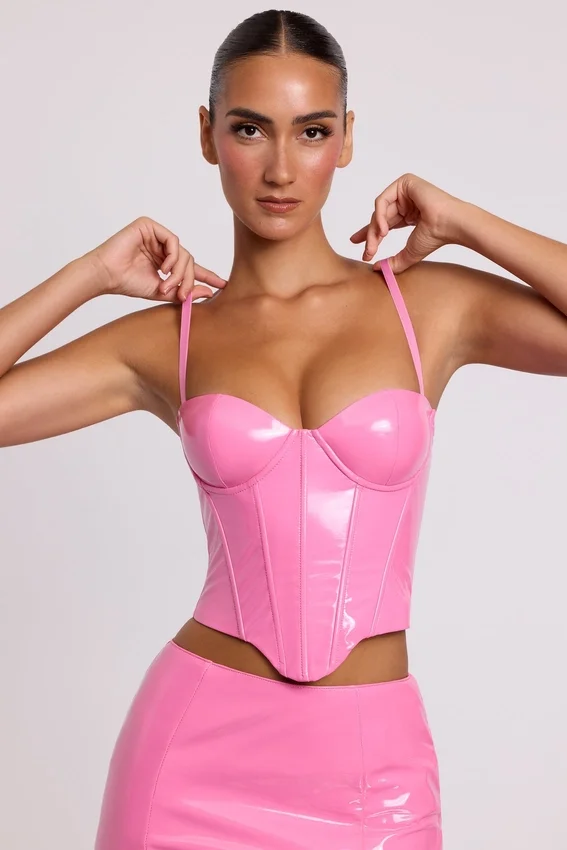 Top corto tipo corsé con aros de vinilo Cassandra en rosa