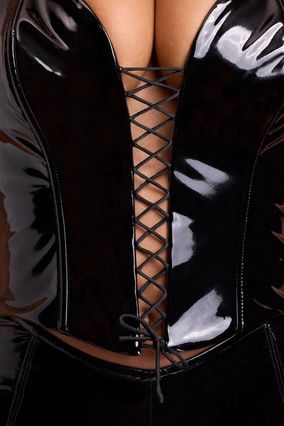 Top corto tipo corsé con cuello halter y cordones de vinilo Ophelia en negro