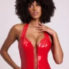 Top corto tipo corsé con cuello halter y cordones de vinilo Ophelia en rojo fuego