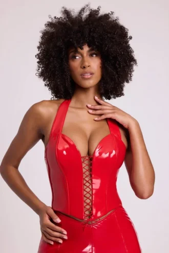 Top corto tipo corsé con cuello halter y cordones de vinilo Ophelia en rojo fuego
