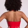 Top corto tipo corsé con cuello halter y cordones de vinilo Ophelia en rojo fuego