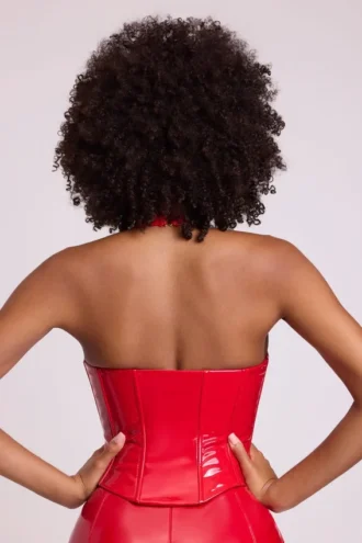 Top corto tipo corsé con cuello halter y cordones de vinilo Ophelia en rojo fuego