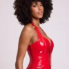 Top corto tipo corsé con cuello halter y cordones de vinilo Ophelia en rojo fuego
