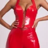 Top corto tipo corsé con cuello halter y cordones de vinilo Ophelia en rojo fuego