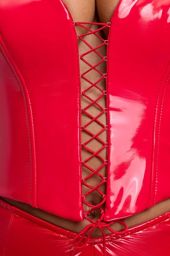 Top corto tipo corsé con cuello halter y cordones de vinilo Ophelia en rojo fuego