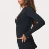 Top cruzado de jersey suave en negro