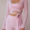 Top cruzado de manga larga en rosa suave