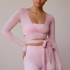 Top cruzado de manga larga en rosa suave