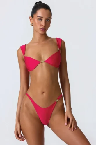 Top de bikini adornado con coquina en rosa frambuesa