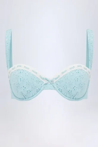 Top de bikini balconette con aros y bordado inglés Ravello en azul polvo