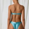 Top de bikini bandeau con detalle de perlas de agua dulce en turquesa
