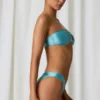 Top de bikini bandeau con detalle de perlas de agua dulce en turquesa