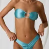 Top de bikini bandeau con detalle de perlas de agua dulce en turquesa
