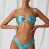 Top de bikini bandeau con detalle de perlas de agua dulce en turquesa
