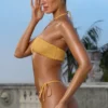 Top de bikini bandeau con tirantes Crinkle de ropa de baño en color Marigold