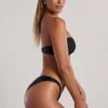 Top de bikini bandeau Praslin con adornos de abalorios en negro