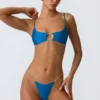 Top de bikini con aberturas y adornos de cadena Sanibel en azul océano