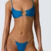Top de bikini con aberturas y adornos de cadena Sanibel en azul océano