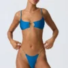 Top de bikini con aberturas y adornos de cadena Sanibel en azul océano