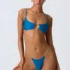 Top de bikini con aberturas y adornos de cadena Sanibel en azul océano