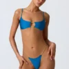 Top de bikini con aberturas y adornos de cadena Sanibel en azul océano