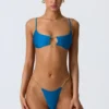 Top de bikini con aberturas y adornos de cadena Sanibel en azul océano