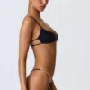 Top de bikini con aberturas y adornos de cadena Sanibel en negro