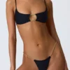 Top de bikini con aberturas y adornos de cadena Sanibel en negro
