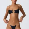 Top de bikini con aberturas y adornos de cadena Sanibel en negro