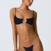Top de bikini con aberturas y adornos de cadena Sanibel en negro