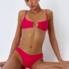 Top de bikini con aberturas y adornos de cadena Sanibel en rosa frambuesa