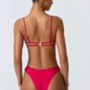 Top de bikini con aberturas y adornos de cadena Sanibel en rosa frambuesa