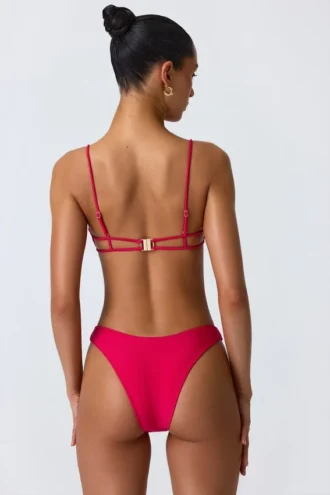 Top de bikini con aberturas y adornos de cadena Sanibel en rosa frambuesa