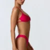 Top de bikini con aberturas y adornos de cadena Sanibel en rosa frambuesa