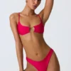 Top de bikini con aberturas y adornos de cadena Sanibel en rosa frambuesa