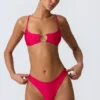 Top de bikini con aberturas y adornos de cadena Sanibel en rosa frambuesa