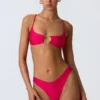 Top de bikini con aberturas y adornos de cadena Sanibel en rosa frambuesa