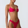 Top de bikini con aberturas y adornos de cadena Sanibel en rosa frambuesa